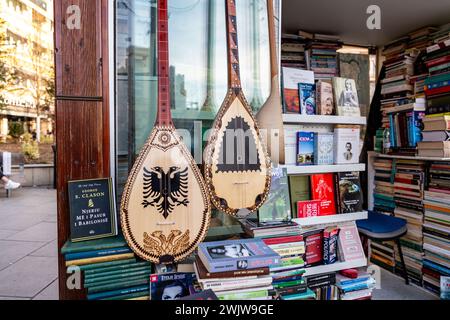 Pristina, Kosovo - 5. Februar 2024: Traditionelles albanisches Cifteli, doppelsaitendes Folklore-Instrument, das in einem Buchladen in Pristina, Kosova, verkauft wird. Stockfoto