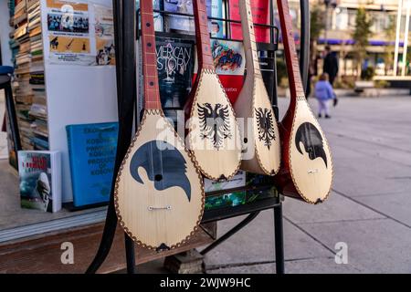 Pristina, Kosovo - 5. Februar 2024: Traditionelles albanisches Cifteli, doppelsaitendes Folklore-Instrument, das in einem Buchladen in Pristina, Kosova, verkauft wird. Stockfoto