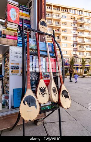 Pristina, Kosovo - 5. Februar 2024: Traditionelles albanisches Cifteli, doppelsaitendes Folklore-Instrument, das in einem Buchladen in Pristina, Kosova, verkauft wird. Stockfoto