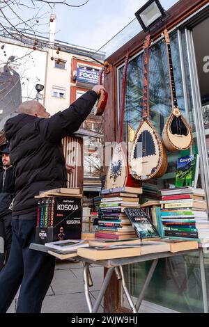 Pristina, Kosovo - 5. Februar 2024: Traditionelles albanisches Cifteli, doppelsaitendes Folklore-Instrument, das in einem Buchladen in Pristina, Kosova, verkauft wird. Stockfoto