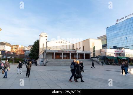 Pristina, Kosovo - 5. Februar 2024: Das Nationaltheater des Kosovo befindet sich auf dem Skanderbeg-Platz in Pristina, der Hauptstadt des Kosovo. Stockfoto