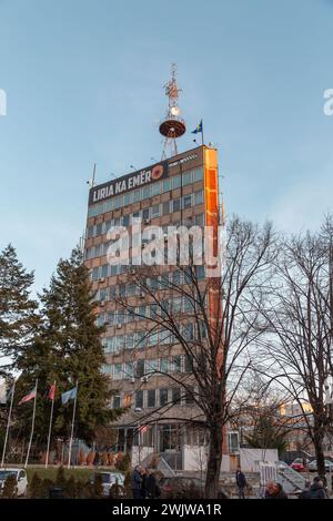 Pristina, Kosovo - 5. Februar 2024: Das Gebäude des Kosovo Radio und Fernsehen mit dem albanischen Slogan Liria ka Emer, das Meand Freedom hat eine Stockfoto