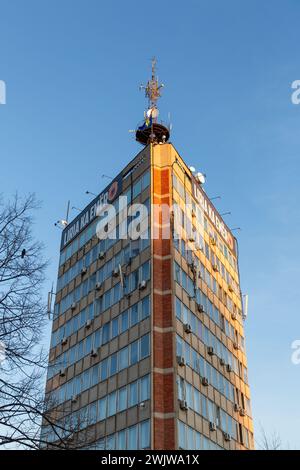 Pristina, Kosovo - 5. Februar 2024: Das Gebäude des Kosovo Radio und Fernsehen mit dem albanischen Slogan Liria ka Emer, das Meand Freedom hat eine Stockfoto