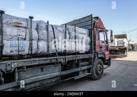 Rafah, Palästinensische Gebiete. Februar 2024. Mit deutscher Hilfe beladene Lastwagen gelangen über den Grenzübergang Kerem Shalom nach Gaza. Abed Rahim Khatib/dpa/Alamy Live News Stockfoto