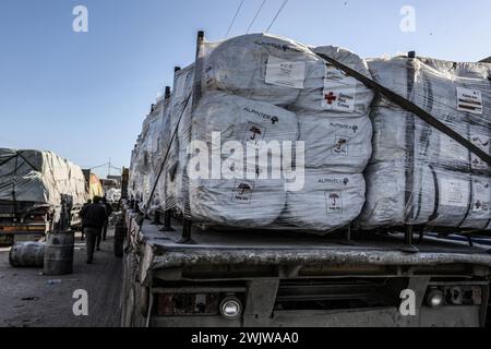 Rafah, Palästinensische Gebiete. Februar 2024. Mit deutscher Hilfe beladene Lastwagen gelangen über den Grenzübergang Kerem Shalom nach Gaza. Abed Rahim Khatib/dpa/Alamy Live News Stockfoto