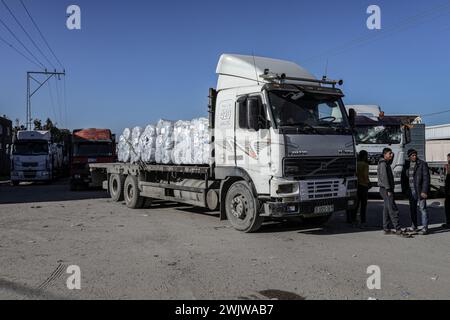 Rafah, Palästinensische Gebiete. Februar 2024. Mit deutscher Hilfe beladene Lastwagen gelangen über den Grenzübergang Kerem Shalom nach Gaza. Abed Rahim Khatib/dpa/Alamy Live News Stockfoto