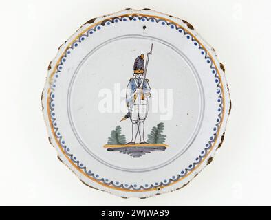 Anonym. Platte. Steingut. Paris, Carnavalet Museum. 71478-60 Baionnette, revolutionäre Zeit, Fayence, Vogel, Französische Revolution, französischer Soldat, Militäruniform, Geschirr, Flug, Teller Stockfoto