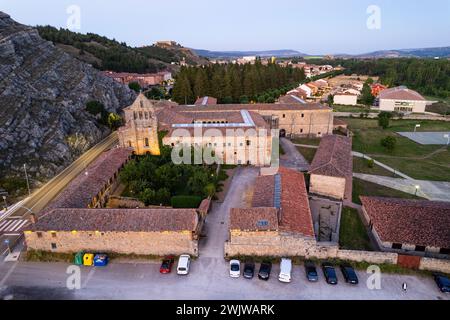 Aus der Vogelperspektive des Klosters Santa Maria la Real, Aguilar de Campoo am Sommerabend, Spanien, Europa Stockfoto