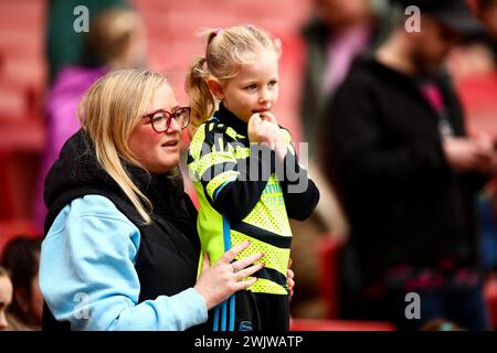 Eine junge Arsenal-Unterstützerin mit ihrer Mutter beim Spiel der Barclays FA Womens Super League zwischen Arsenal und Manchester United im Emirates Stadium in London. (Liam Asman/SPP) Credit: SPP Sport Press Photo. /Alamy Live News Stockfoto