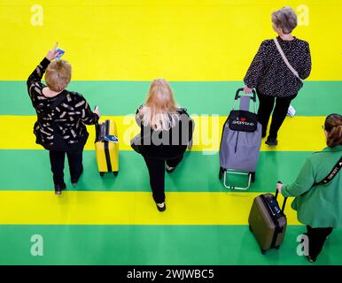 AMSTERDAM - Besucher während der Huishoudbeurs im RAI Amsterdam. Diese große jährliche Veranstaltung bietet alles rund um Haus, Garten und Küche. ANP SEM VAN DER WAL niederlande Out - belgien Out Credit: ANP/Alamy Live News Stockfoto