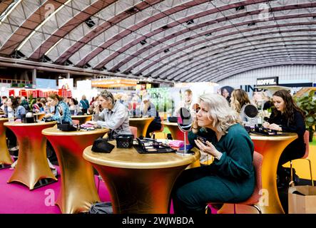 AMSTERDAM - Besucher während der Huishoudbeurs im RAI Amsterdam. Diese große jährliche Veranstaltung bietet alles rund um Haus, Garten und Küche. ANP SEM VAN DER WAL niederlande Out - belgien Out Credit: ANP/Alamy Live News Stockfoto