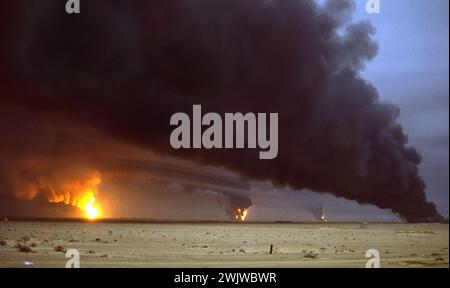 Erster Golfkrieg: 12. März 1991 Schwarzer Rauch aus Ölquellen im Ölfeld Sabriyah im Norden Kuwaits, sabotiert von zurückziehenden irakischen Soldaten. Stockfoto