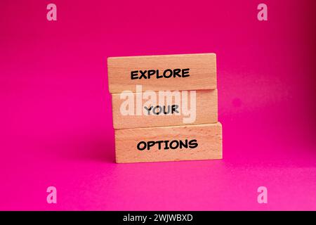 Entdecken Sie Ihre Optionen Wörter auf Holzblöcken mit rosa Hintergrund. Konzeptsymbol. Kopierbereich. Stockfoto