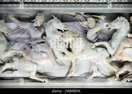 Istanbul, Türkei - 11. Dezember 2023: Löwenjagd, Detail des Alexandersarkophags im Archäologischen Museum Istanbul Stockfoto