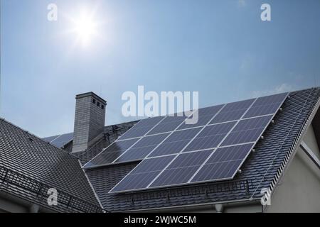 Sonnenkollektoren auf dem Dach im Wohngebäude Stockfoto