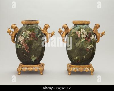 Edouard Dammouse (1850-1903). Paar montierte Vasen. Emaillierte Terrakotta und vergoldete Bronze, 1876-1881. Museum der Schönen Künste der Stadt Paris, Petit Palais. Paar Montes Vasen Dekorative Kunst, asiatische Inspiration, fantastische Bete, Dore Bronze, Blumendekor, Dekorative Kunst, Hund, E-Mail, Emaille, Fantasy Kreatur, Blumendekor, Vergoldete Bronze, Vergoldet, Traube, Asiatische Inspiration, Löwe, Paar Vase Monte, Menschen in der Natur, Terrakotta, Terrakotta, Vase, Hund, Traube, Peer Stockfoto