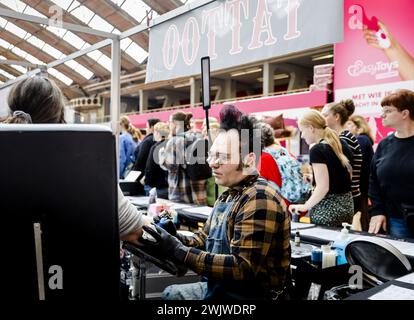 AMSTERDAM - Besucher während der Huishoudbeurs im RAI Amsterdam. Diese große jährliche Veranstaltung bietet alles rund um Haus, Garten und Küche. ANP SEM VAN DER WAL niederlande Out - belgien Out Credit: ANP/Alamy Live News Stockfoto