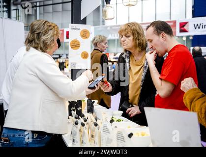 AMSTERDAM - Besucher während der Huishoudbeurs im RAI Amsterdam. Diese große jährliche Veranstaltung bietet alles rund um Haus, Garten und Küche. ANP SEM VAN DER WAL niederlande Out - belgien Out Credit: ANP/Alamy Live News Stockfoto