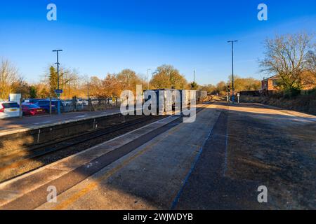 Dieselbetriebener Personennahverkehr-S-Bahnhof. Stockfoto