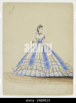 Charles Pilatte für das Haus der Ghys. Modellfigur für Schneiderin. Weißes Stadtkleid mit Bändern aus blauem Stoff, eingefasst mit weißer Spitze, einem rechteckigen Schlaufengürtel an der Taille, Reihen weißer Spitzenfliegen, Plisseedetail, Mrs. Ghys Modell. Aquarell auf Karton. 1860-1870. Galliera, Modemuseum der Stadt Paris. 37834-18 Aquarell auf Karton, weiß, weiße Spitzenborde, rechteckige Schnalle, Gürtel, weiblich, junge Frau, Hausghys, weibliches Modell, weibliches Modell, weibliches Modell, Ornnee blaues Stoffband, Pleases, für Schneiderin, weiße Spitze, Stadtkleid, das zweite REICH Stockfoto
