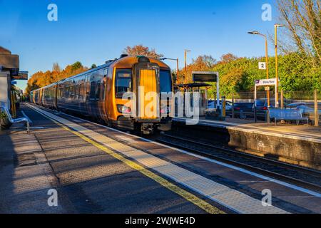 Dieselbetriebener Personennahverkehr-S-Bahnhof. Stockfoto