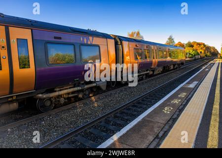 Dieselbetriebener Personennahverkehr-S-Bahnhof. Stockfoto
