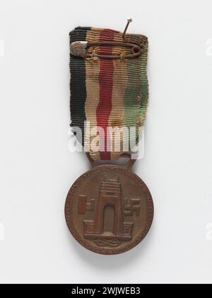 Dekoration. "Medaille für den Italianisch-deutschen Feldzug in Afrika". Italienische Medaille zum Gedenken an den deutsch-italienischen Feldzug in Afrika. Don s/lt yves de daruvar. Goldene Bronze, Gewebeband, 1942-1945. General Leclerc Museum von Hauteclocque und die Befreiung von Paris, Jean Moulin Museum. 78983-18 Deutsche Armee, italienische Armee, militärische Auszeichnung, Krieg 1939-1945, Krieg 39-45, Militärmedaille, Nazismus, Nazi-Partei, militärische Belohnung, zweiter Weltkrieg, Nazi-Symbol Stockfoto