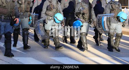 Polizei in Aufruhr während der Protestdemonstration mit Helmen und Schilden Stockfoto