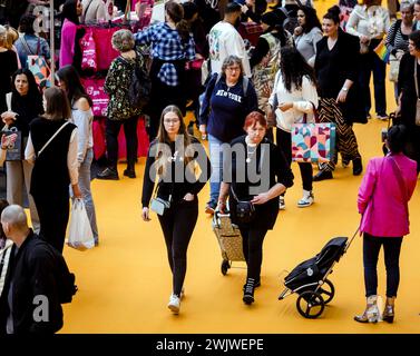 AMSTERDAM - Besucher während der Huishoudbeurs im RAI Amsterdam. Diese große jährliche Veranstaltung bietet alles rund um Haus, Garten und Küche. ANP SEM VAN DER WAL niederlande Out - belgien Out Credit: ANP/Alamy Live News Stockfoto