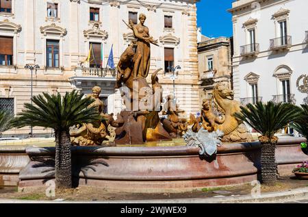 Syrakus, Sizilien, Italien - 16. Februar 2023: Diana-Brunnen und Arethusa mit Alpheus-Denkmal von Giulio Moschetti auf der Piazza Archimede Stockfoto