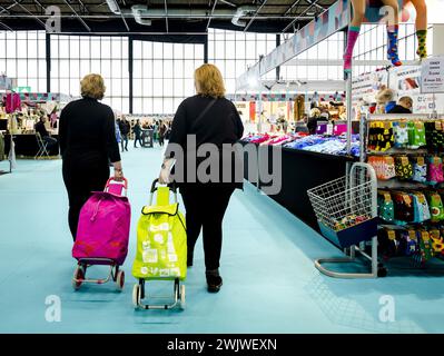 AMSTERDAM - Besucher während der Huishoudbeurs im RAI Amsterdam. Diese große jährliche Veranstaltung bietet alles rund um Haus, Garten und Küche. ANP SEM VAN DER WAL niederlande Out - belgien Out Credit: ANP/Alamy Live News Stockfoto