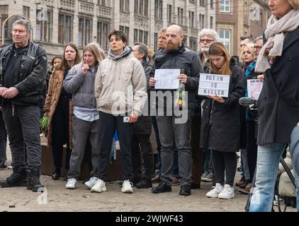 Amsterdam die Niederlande 17. Februar 2024 auf dem Damm in Amsterdam versammeln sich nach dem Tod des russischen Oppositionsführers Alexej Nawalny Mitglieder der russischen Diaspora und Sympathisanten. Der ausgesprochene Kritiker von Präsident Wladimir Putin starb gestern in einer arktischen Strafkolonie. russland, CCCµCºÑCµC¹ CCC²CCÑaC½ÑC¹, Gefängnis, Gefangener, Politik, Protest, wecken, Stockfoto