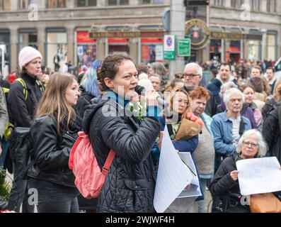 Amsterdam die Niederlande 17. Februar 2024 auf dem Damm in Amsterdam versammeln sich nach dem Tod des russischen Oppositionsführers Alexej Nawalny Mitglieder der russischen Diaspora und Sympathisanten. Der ausgesprochene Kritiker von Präsident Wladimir Putin starb gestern in einer arktischen Strafkolonie. russland, CCCµCºÑCµC¹ CCC²CCÑaC½ÑC¹, Gefängnis, Gefangener, Politik, Protest, wecken, Stockfoto