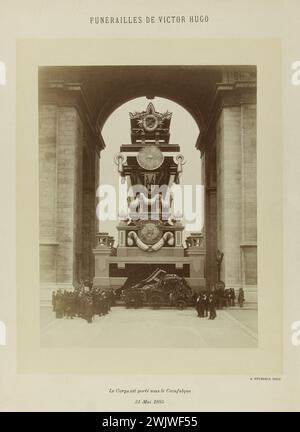 Beerdigung von Victor Hugo, der Katafalke unter dem Arc de Triomphe. Der Körper wird unter der Katafalke getragen. Paris, 31. Mai 1885. Fotografie von Louis-Antonin Neurdein (1847-Vers 1915). Paris, das Haus von Victor Hugo. 58409-4 8. 8 VIIIEME VIII, Triomphe Arc, Arrondissement, Katafalque, Sarg, Konvoi-Beerdigung, Leiche, nationale Dekoration, schwarzes Blatt, französischer Schriftsteller, Beerdigung, Obseques, Place etoile, Carry, Dritte republik, 19. XIX. 19. 19. 19. 19. 19. 19. Jahrhundert Stockfoto