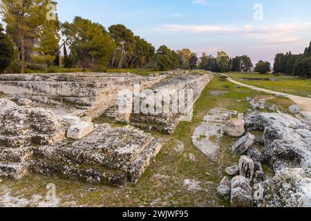 Syrakus, Sizilien, Italien - 16. Februar 2023: Archäologischer Park von Neapolis mit antiken Ruinen mit Latomie del Paradiso, römischem und griechischem Amphitheater Stockfoto