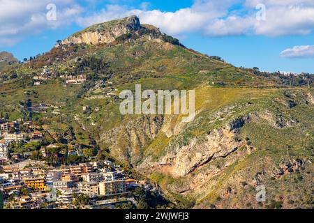 Taormina, Sizilien, Italien - 15. Februar 2023: Berglandschaft über Taormina und Castelmola mit dem Gipfel des Monte Ziretto am Ionischen Meer Stockfoto