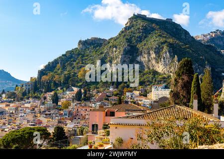 Taormina, Sizilien, Italien - 15. Februar 2023: Castello Saraceno Saracen Castle auf dem Monte Tauro Felsen über Taormina mit Castelmola Stadt Stockfoto