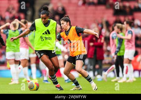 Geyse von Manchester United (links) wärmt sich vor dem Auftakt zusammen mit Lucia Garcia Garcia von Manchester United (rechts) vor dem Spiel der Barclays Women's Super League im Emirates Stadium in London auf. Bilddatum: Samstag, 17. Februar 2024. Stockfoto