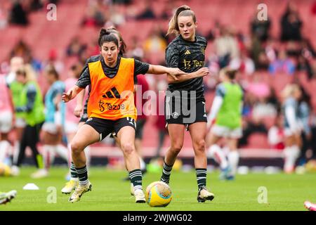 Lucia Garcia (links) von Manchester United wärmt sich vor dem Auftakt zusammen mit Ella Toone (rechts) von Manchester United vor dem Spiel der Barclays Women's Super League im Emirates Stadium in London auf. Bilddatum: Samstag, 17. Februar 2024. Stockfoto