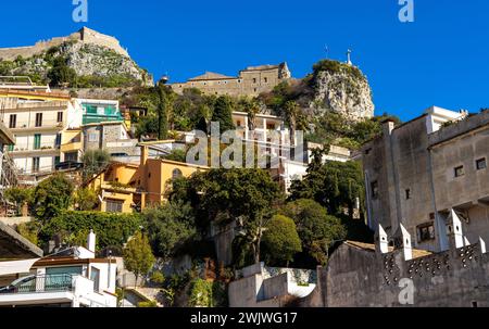 Taormina, Sizilien, Italien - 15. Februar 2023: Castello Saraceno Saraceno und Madonna auf der Felsenkirche Chiesa della Rocca auf dem Monte Tauro Stockfoto