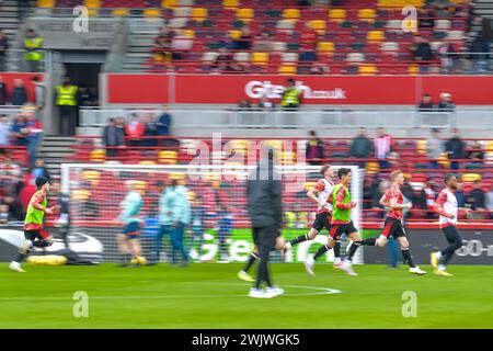 Brentford warb sich vor dem Premier League-Spiel zwischen Brentford und Liverpool am 17. Februar 2024 im Gtech Community Stadium in London, England. Foto von Phil Hutchinson. Nur redaktionelle Verwendung, Lizenz für kommerzielle Nutzung erforderlich. Keine Verwendung bei Wetten, Spielen oder Publikationen eines einzelnen Clubs/einer Liga/eines Spielers. Quelle: UK Sports Pics Ltd/Alamy Live News Stockfoto