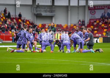 Liverpool FC Huddle vor dem Spiel der Premier League zwischen Brentford und Liverpool am 17. Februar 2024 im Gtech Community Stadium in London, England. Foto von Phil Hutchinson. Nur redaktionelle Verwendung, Lizenz für kommerzielle Nutzung erforderlich. Keine Verwendung bei Wetten, Spielen oder Publikationen eines einzelnen Clubs/einer Liga/eines Spielers. Quelle: UK Sports Pics Ltd/Alamy Live News Stockfoto