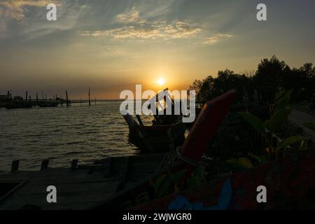 Ruhige Dämmerung: Ruhe bei Sonnenuntergang im Fischerdorf Kuala Sala, Yan, Kedah Stockfoto