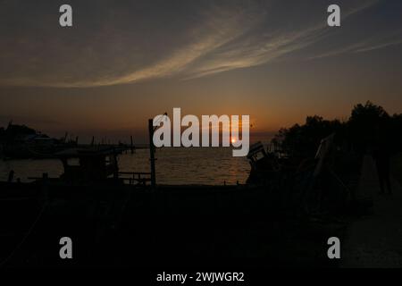 Ruhige Dämmerung: Ruhe bei Sonnenuntergang im Fischerdorf Kuala Sala, Yan, Kedah Stockfoto