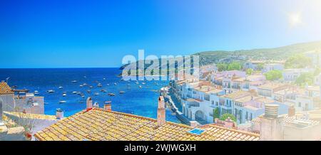 The View on Street in Cadaques, Katalonien, Spanien in der Nähe von Barcelona. Malerische Altstadt mit schönem Strand und klarem blauem Wasser in der Bucht. Berühmter Tourist destin Stockfoto