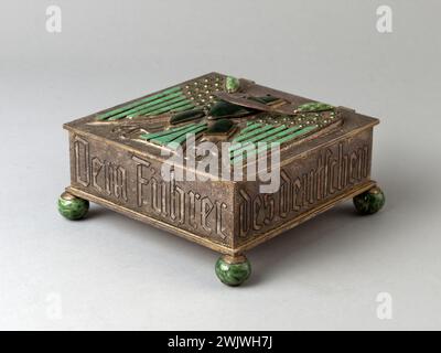 Krieg 1939-1945. Schlesienadlerbox, die Adolf Hitler von der goldenen Gilde angeboten wurde. General Leclerc Museum von Hauteclocque und die Befreiung von Paris, Jean Moulin Museum. 75314-10 Eagle de Silesie, Schachtel, Geschenk, Schachtel, militärische Dekoration, freikorps, Krieg 1939-1945 39-45, III. III. III. 3. Reich, Aufstand von Silesie, Objekt, Goldschmied, republik Weimar, Zweiter Weltkrieg, Symbol, Troisiem Reich, Nazi Stockfoto