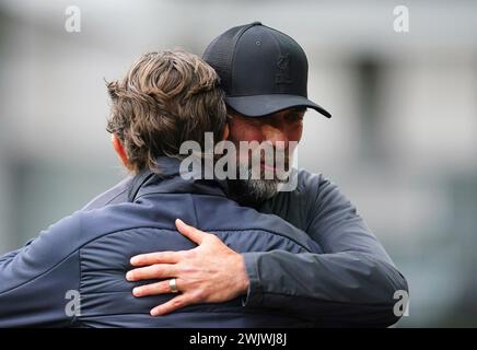 Liverpool-Manager Jurgen Klopp (rechts) begrüßt Brentford-Manager Thomas Frank vor dem Spiel der Premier League im Gtech Community Stadium in London. Bilddatum: Samstag, 17. Februar 2024. Stockfoto