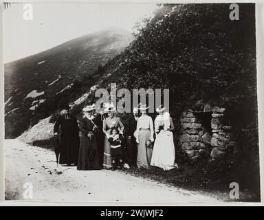 Vier Frauen, zwei Priester, ein Mann und ein Kind. Gelatine-argentische Entnahme von negativ auf Glasplatte. 1900-1930. Anonyme Fotografie. Museum der Schönen Künste in Paris, Petit Palais. 74372-11 Stockfoto