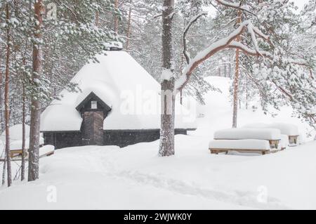 Schneebedeckte Hütte im Nuuksio Nationalpark, Espoo, Finnland Stockfoto