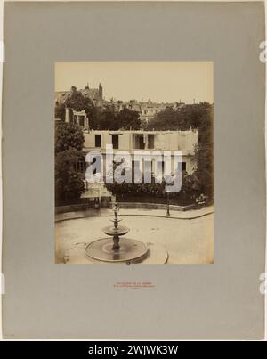 Thiers Hotel während des Abbruchs. Paris (16. Arr.). Foto von J. Andrieu, 1871. Paris, Moée Carnavalet. Ruinen der Gemeinde Paris, 1871. Das Hotel Adolphe Thiers wird abgerissen, 27 Place Saint-Georges, 9. Arrondissement, Paris. Historische Szene. Außen. Zerstörung, Ruinen. Brunnen, Tor, Gitter, Nachhall, Baumhecke, Poster, Hüte, Charaktere (Geister). Fassade, Steinblöcke, Gravur, Schublade, Schubkarre. Dächer und Gebäude von Gebäuden. Dosne-Thiers Hotel. Nouvelle Athen Bezirk. Bauarbeiten, Abbruch, French COMMON, HOTEL DE THIERS, LA Municipality, XVI 16. 1 Stockfoto